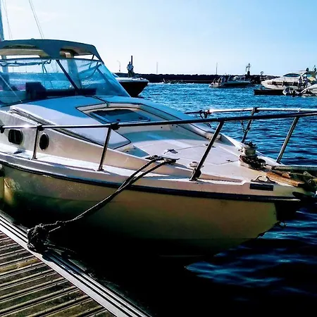 Botel Overseas Two *